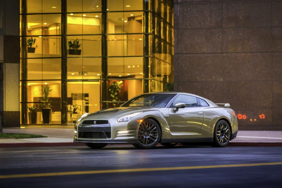  Nissan GT-R 45th Anniversary Gold Edition 2015 года  (фото 2 из 22)